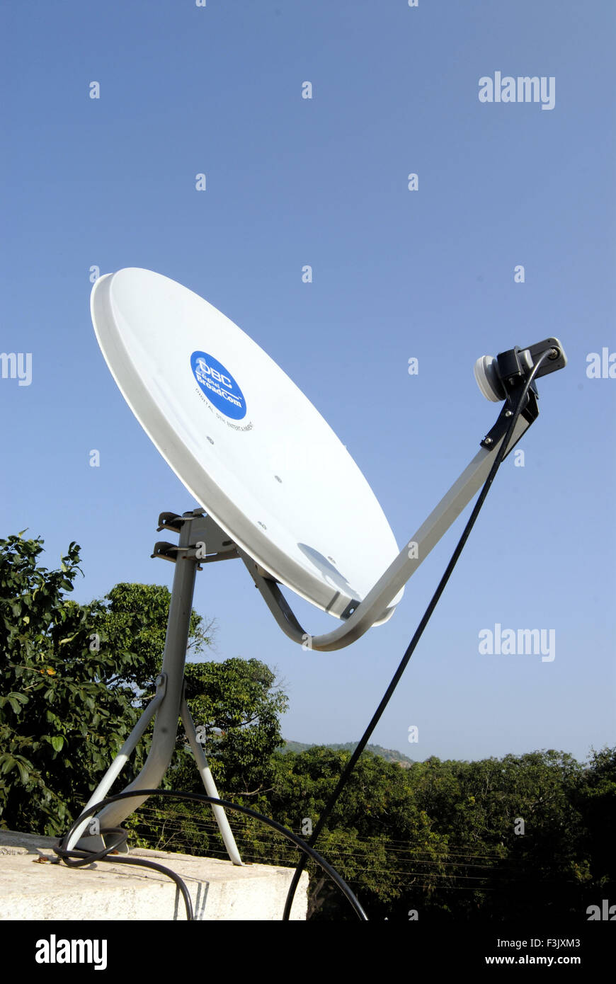 Antena parabólica terraza casa de pueblo verde hogar digital satélite canales de televisión DTH Harihareshwar Raigad india Fotografía de stock - Alamy