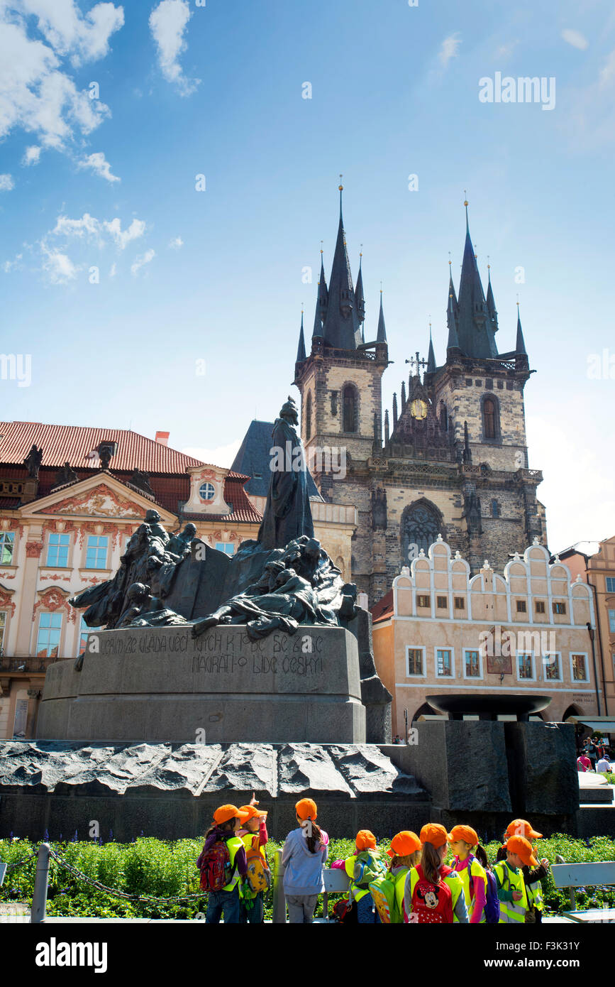 La escuela visita a la Plaza de la Ciudad Vieja, la Iglesia de Nuestra Señora antes de Tyn, Praga, República Checa Foto de stock