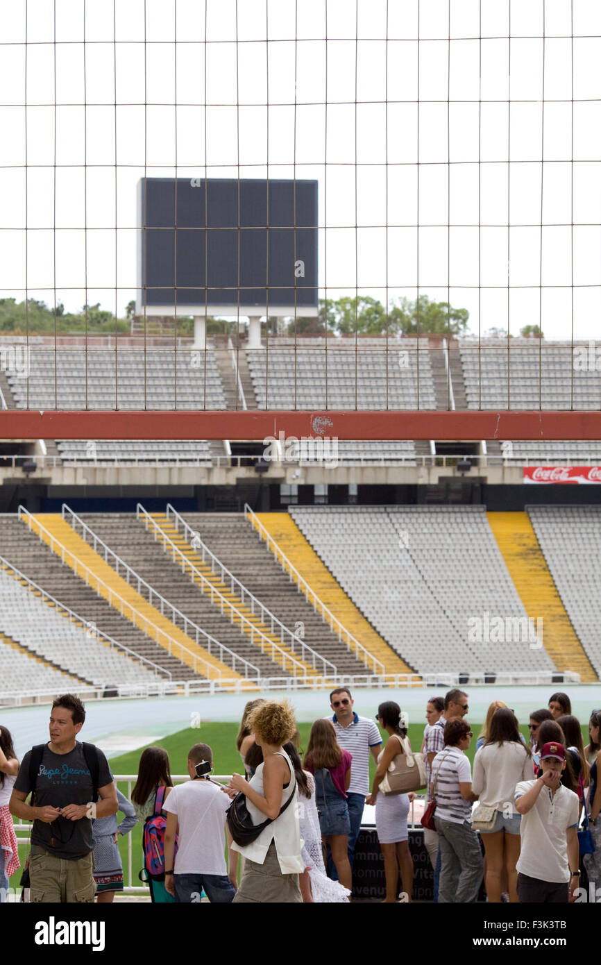 Los turistas que visitan el estadio de los Juegos Olímpicos de 1992 en Barcelona, España Foto de stock