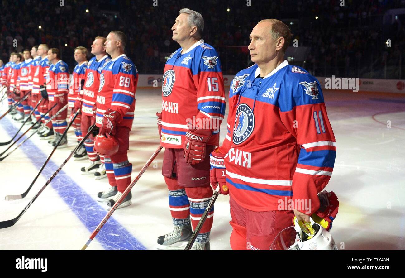 El presidente ruso Vladimir Putin en engranaje de hockey hockey sobre hielo anual durante el partido entre ex estrellas de la NHL y los representantes oficiales del gobierno ruso en la arena de Shayba Octubre 7, 2015 en Sochi, Rusia. El juego tuvo lugar el 63º cumpleaños de Putin. Foto de stock