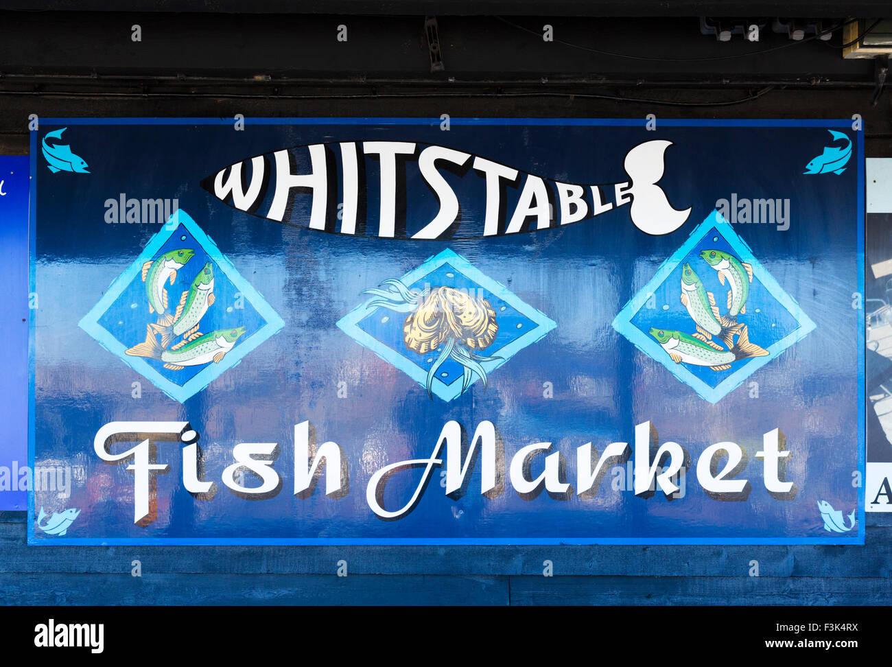 Firmar fuera de Whitstable mercado de pescado en el puerto en Whitstable, Kent, Inglaterra, Reino Unido. Foto de stock