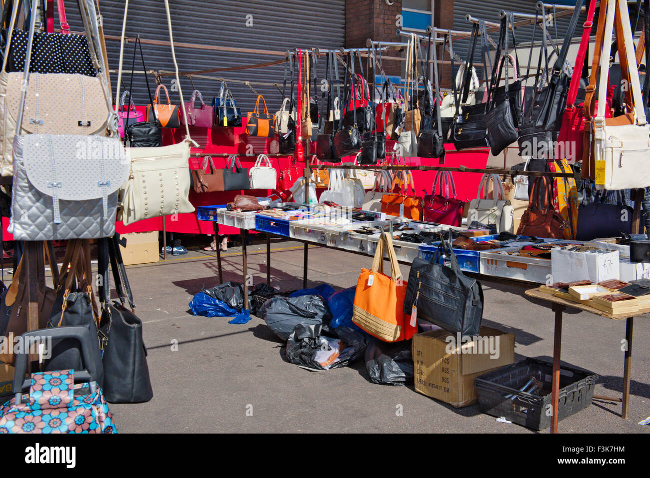 Mercadillo puesto de venta de bolsos y monederos de mujer, Bristol,  Inglaterra Fotografía de stock - Alamy