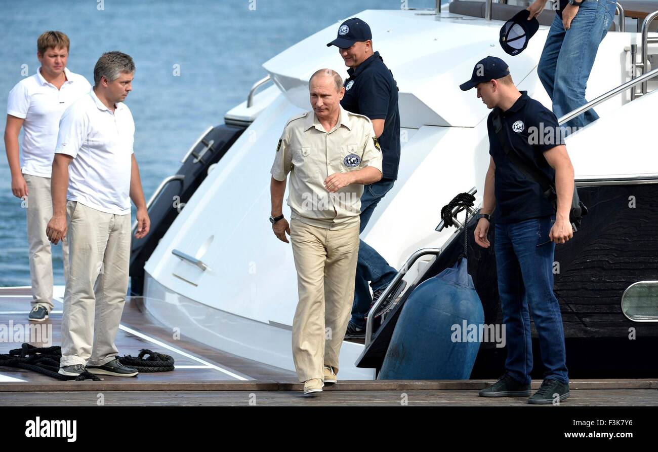 PUTIN SE SUMERGE EN EL FONDO DEL MAR EN UN BATISCAFO