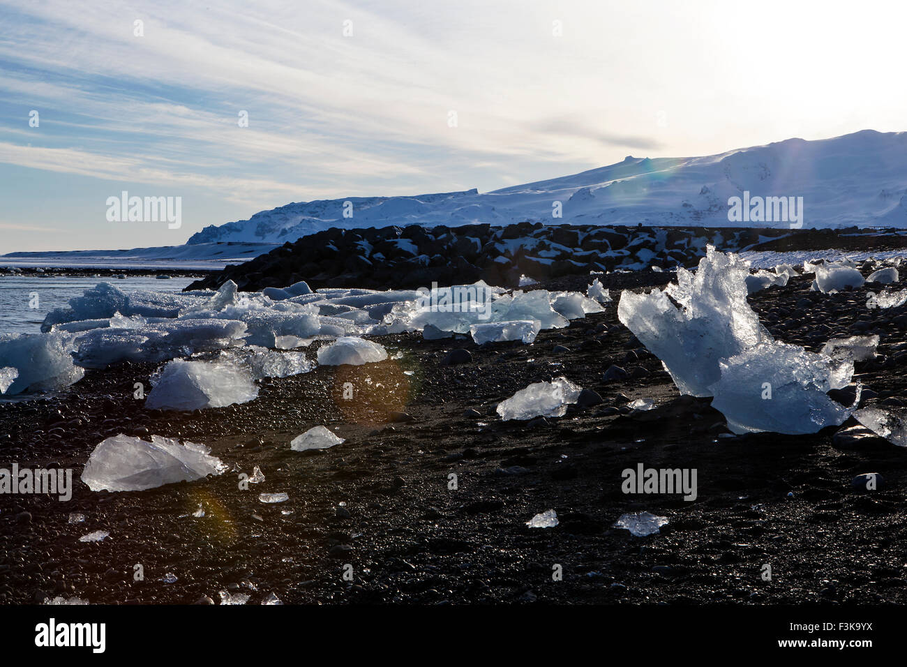 Bloques de hielo a la Laguna glaciar Jokulsarlon en Islandia, el invierno Foto de stock