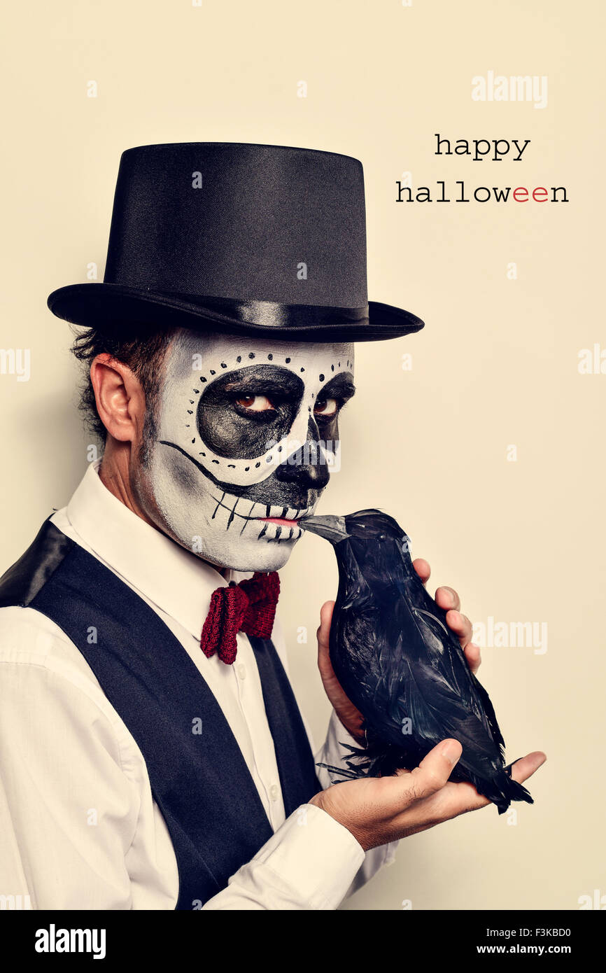 Un hombre con calaveras maquillaje, vestidos de pajarita y sombrero de  copa, con un cuervo negro en su mano, y el texto feliz halloween Fotografía  de stock - Alamy