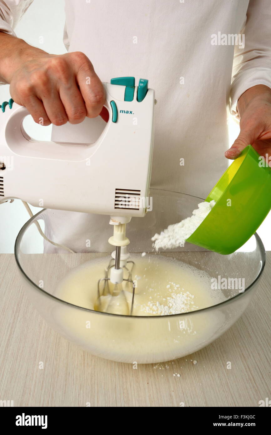 Mantener batir claras de huevo, añadiendo poco a poco azúcar en polvo.  Hacer merengue de avellana Tarta de chocolate Fotografía de stock - Alamy