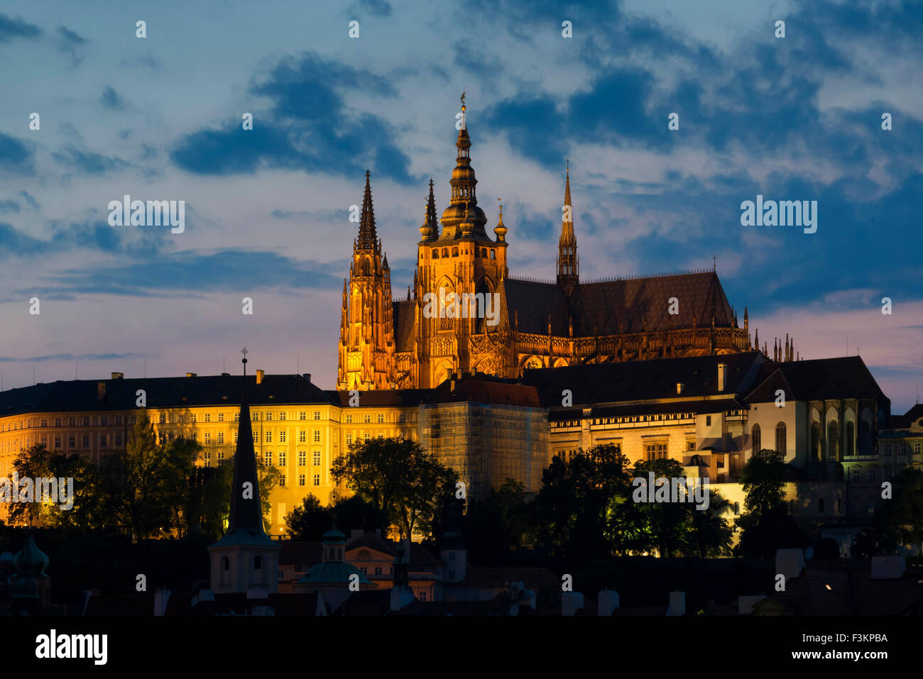 La catedral de San Vito y el Castillo de Praga al anochecer Foto de stock