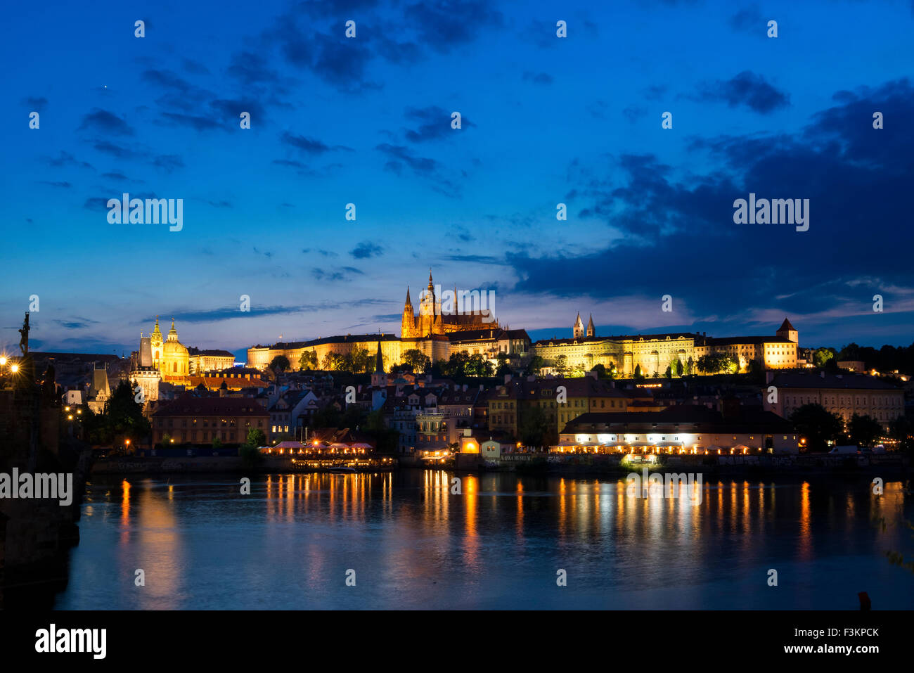 La catedral de San Vito y el Castillo de Praga desde el casco antiguo, el anochecer Foto de stock