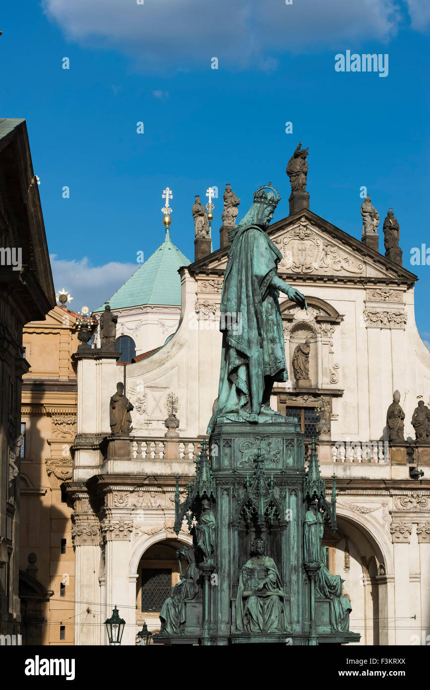 Estatua de Carlos 1V en los caballeros de la cruz cuadrada, Old Town en Praga, República Checa Foto de stock