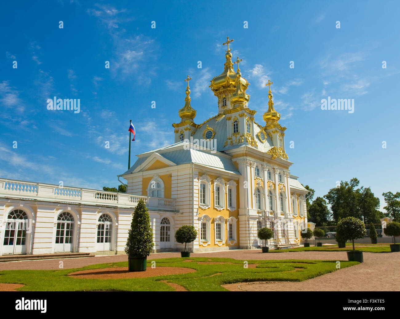 La iglesia de San Pedro y san Pablo en Peterhof, Rusia. Foto de stock
