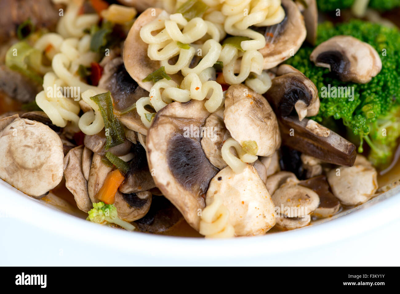 Macro de japoneses Fideos ramen Caldo de verduras. Foto de stock