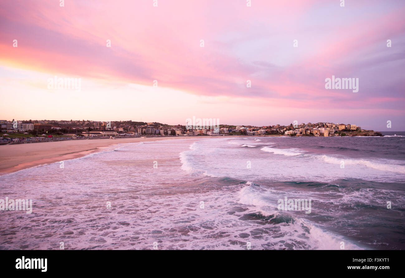 Vista panorámica de la playa de Bondi, en Sydney Australia al atardecer Foto de stock