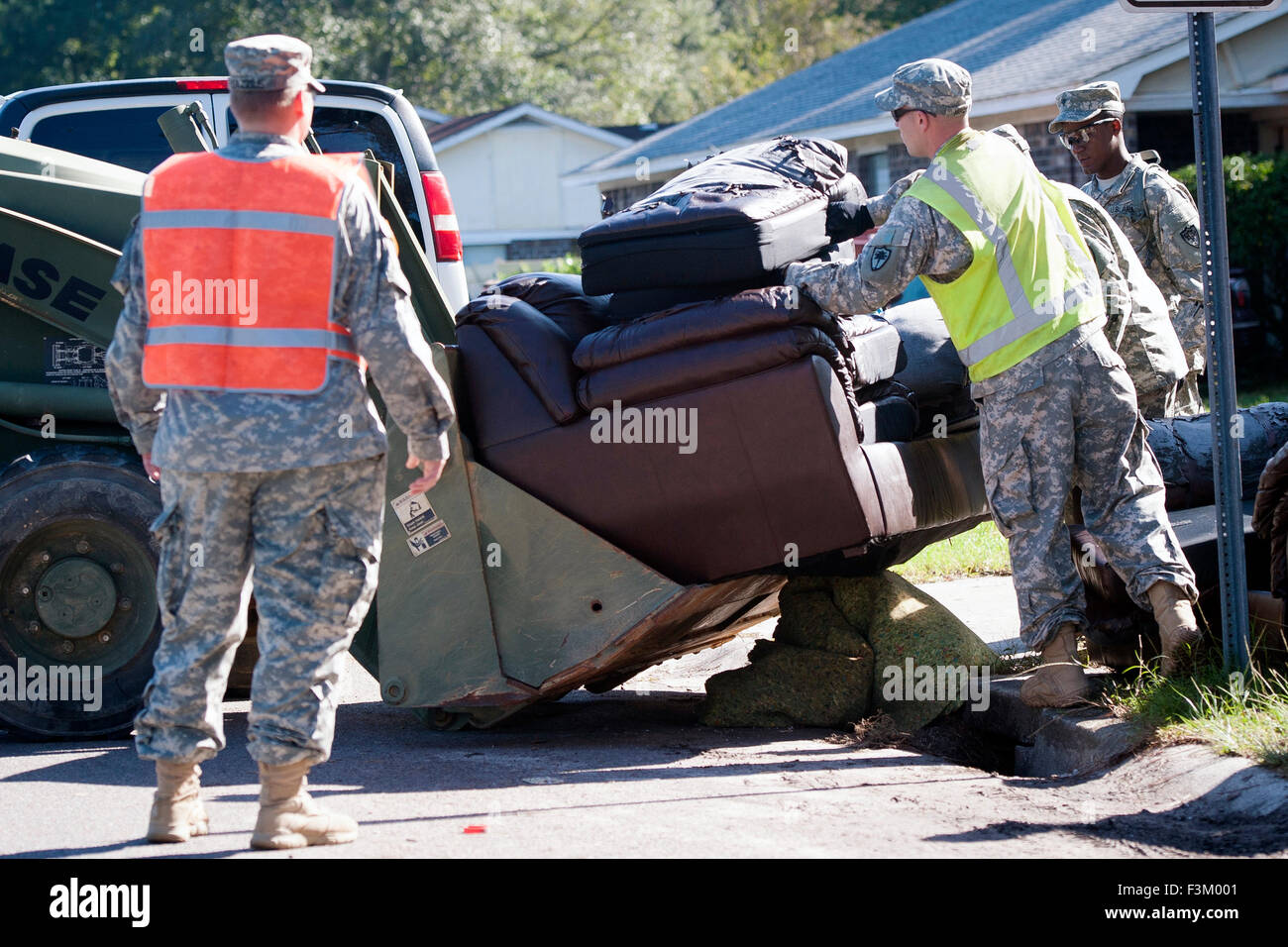 Carolina del Sur, EE.UU.. 8 de octubre de 2015. Guardia Nacional del Ejército de Carolina del Sur soldados ayuda a limpiar después de las grandes inundaciones de octubre 8, 2015 en Summerville, Carolina del Sur. Foto de stock