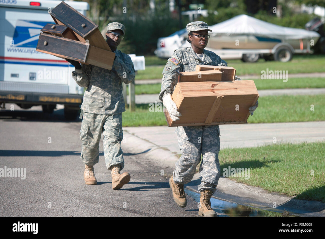Carolina del Sur, EE.UU.. 8 de octubre de 2015. Guardia Nacional del Ejército de Carolina del Sur soldados ayuda a limpiar después de las grandes inundaciones de octubre 8, 2015 en Summerville, Carolina del Sur. Foto de stock