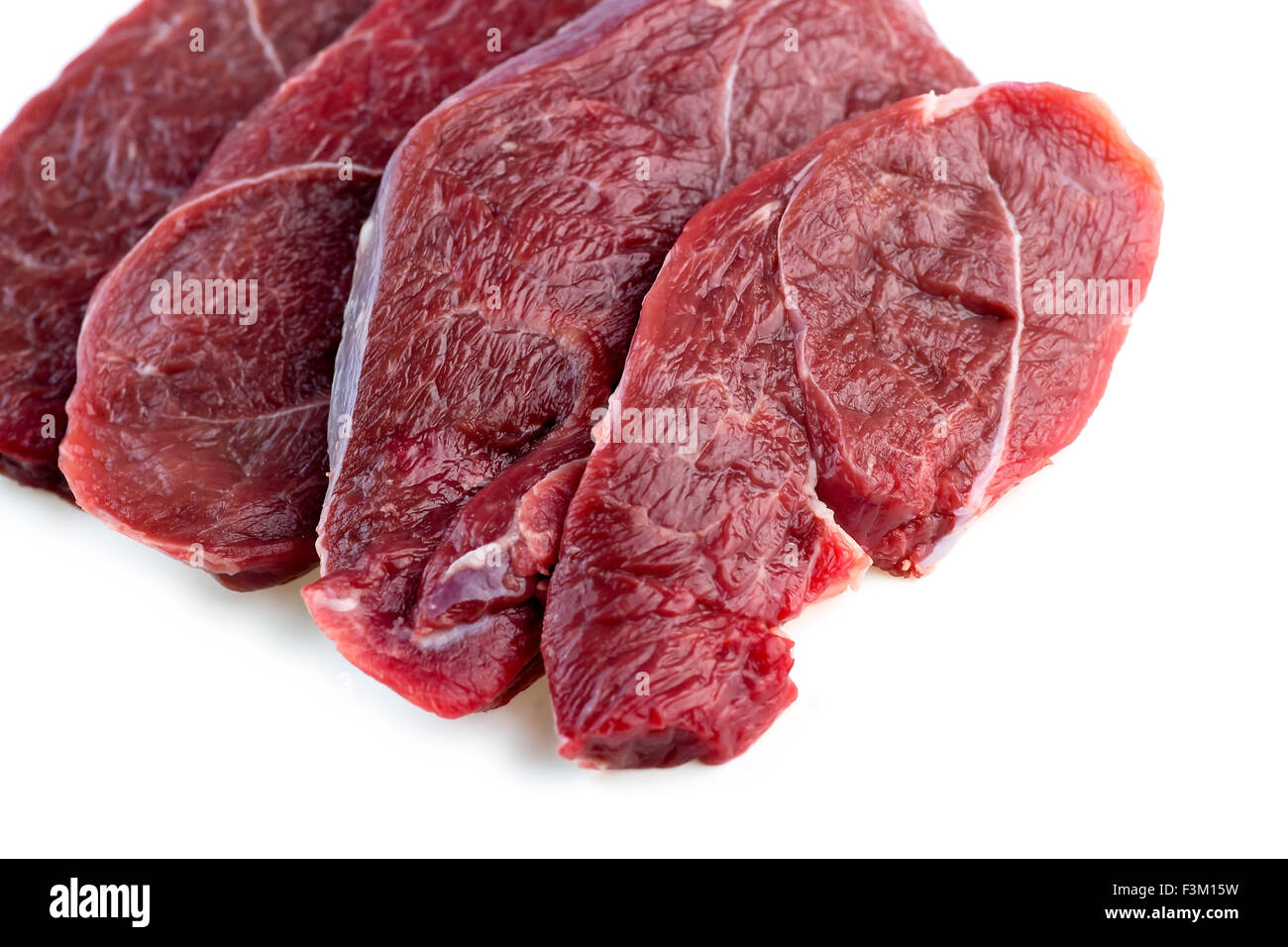 Foto de estudio de filetes de carne roja cruda aislado sobre un fondo blanco. Foto de stock