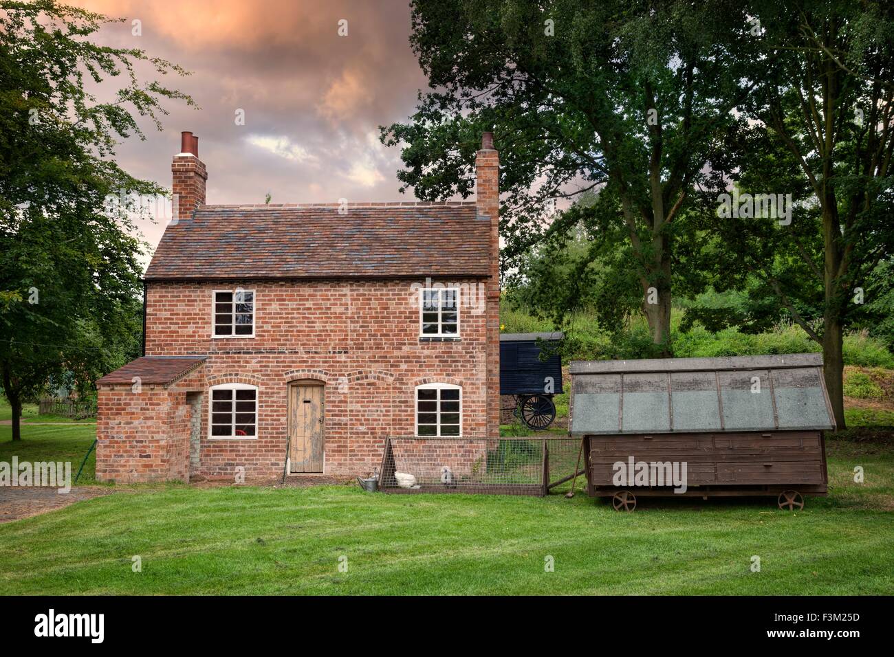 Casa de ladrillo con Chicken Run, Inglaterra. Foto de stock