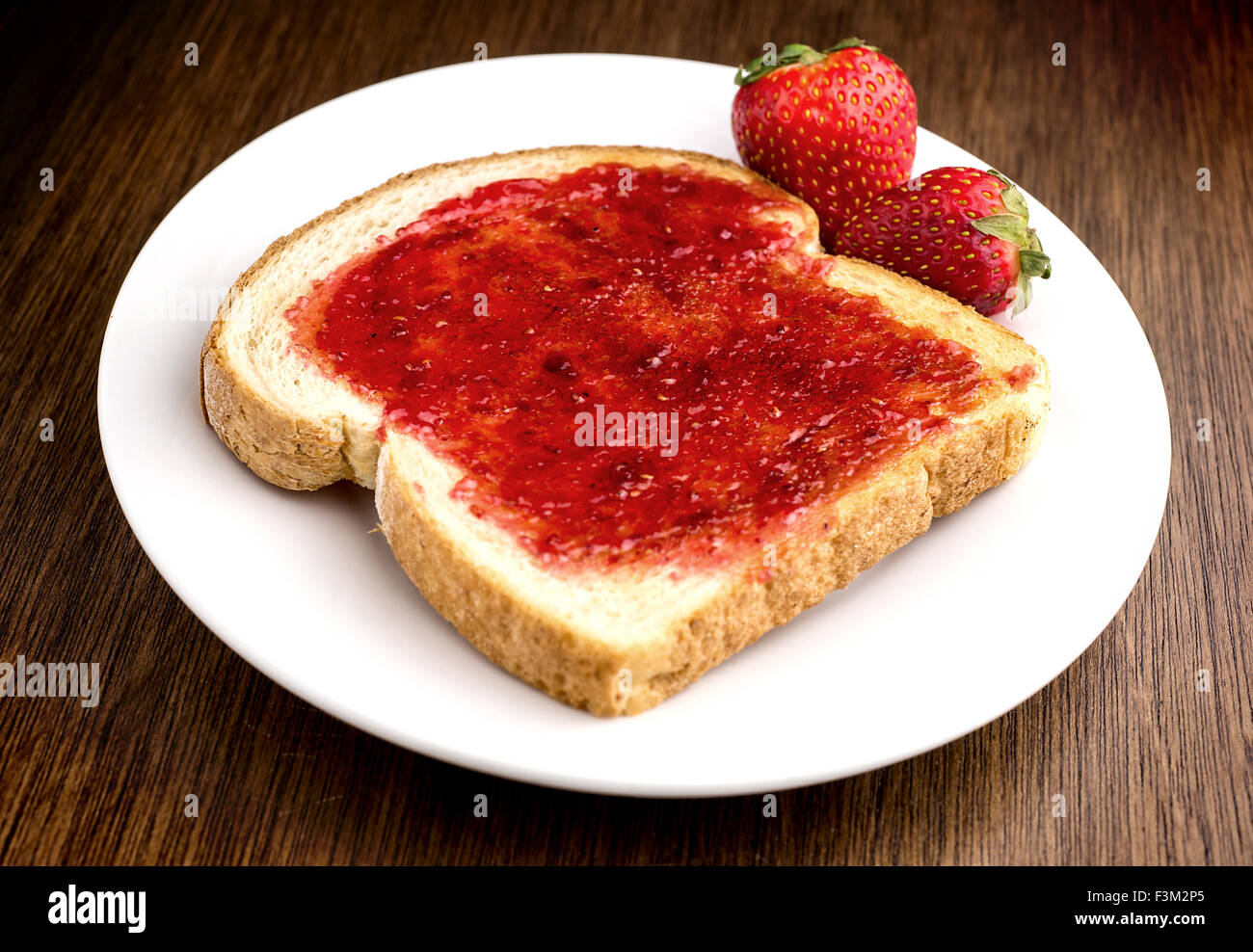 Pan Tostado Con Mermelada De Fresa Mermelada de Fresa sobre pan tostado Fotografía de stock - Alamy