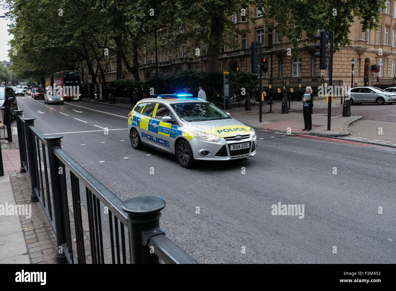 Un coche de la policía metropolitana de Londres en una llamada de emergencia Foto de stock