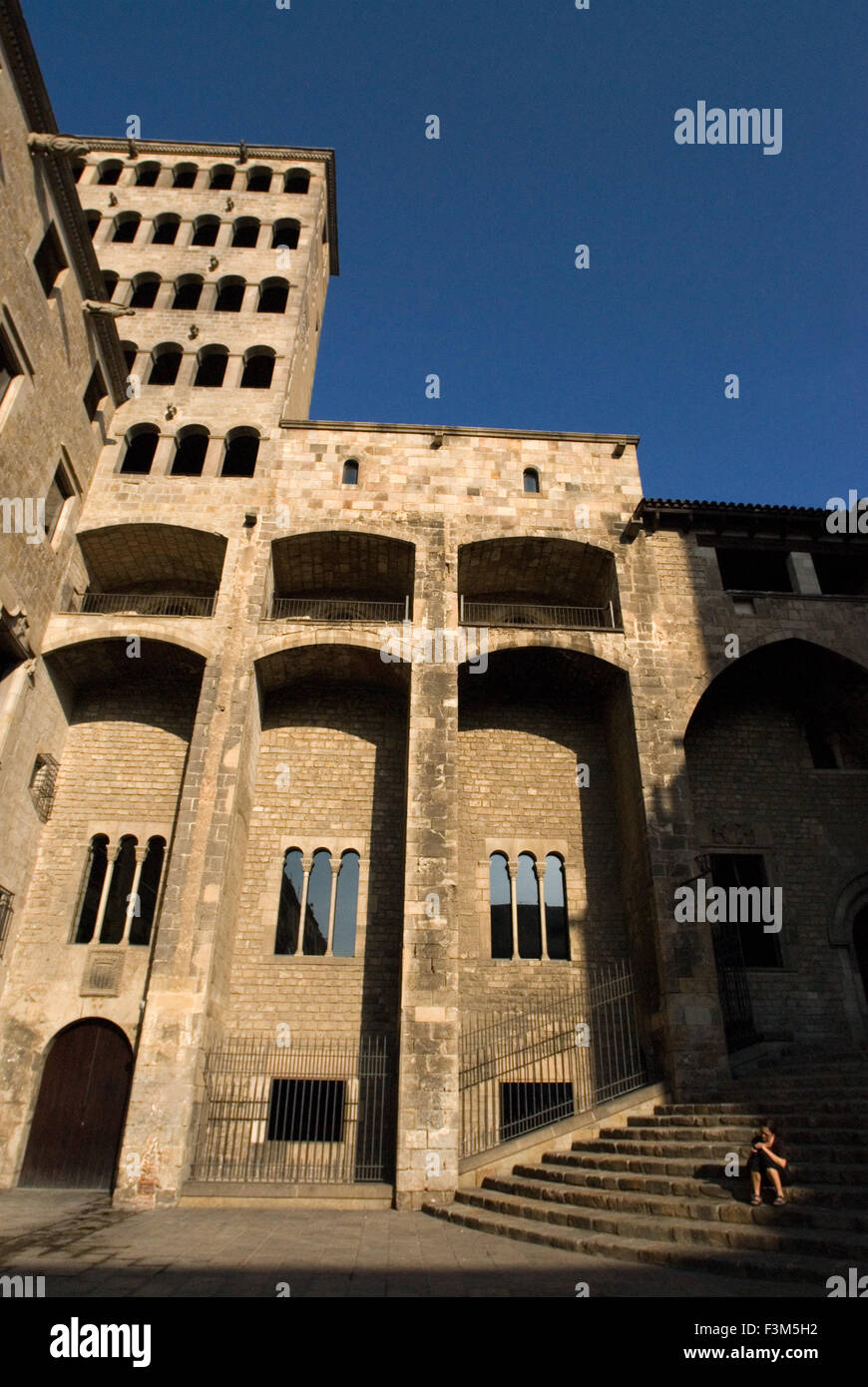 El Palau Reial Major (Grand Royal Palace) en la plaça del rei (King's Square), Barrio Gótico, Barcelona, España. En la Edad Media, Barcelona se convirtió en el Ciutat Comtal (Conde de ciudad) y su importancia política mayor. Se convirtió en la sede de las principales instituciones políticas en el casco antiguo de Cataluña y que favorecieron el desarrollo del comercio, la cual, a su vez, llevó al crecimiento de la ciudad y la expansión y la construcción de magníficos edificios de estilo gótico. Foto de stock