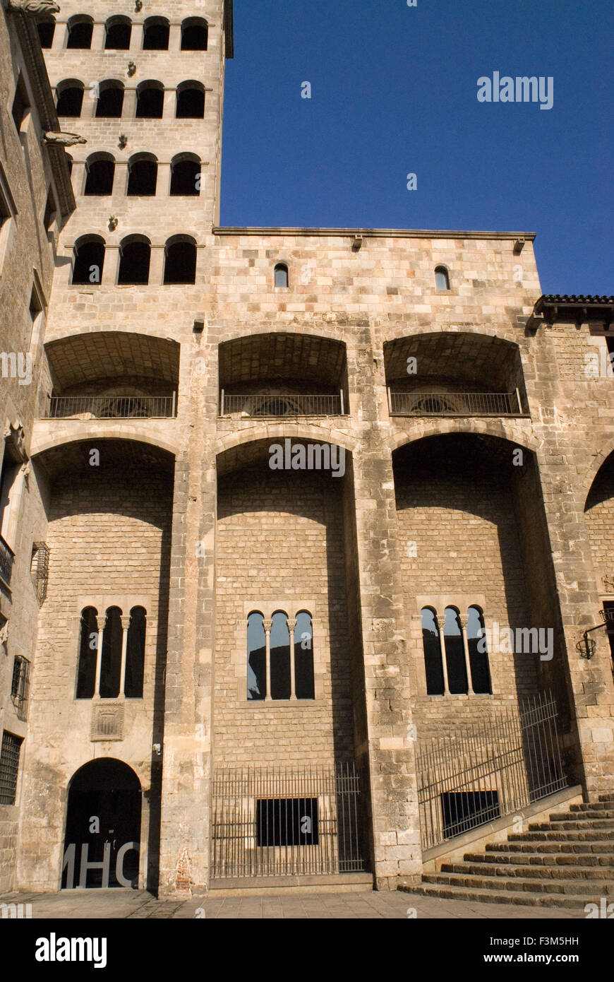 El Palau Reial Major (Grand Royal Palace) en la plaça del rei (King's Square), Barrio Gótico, Barcelona, España. En la Edad Media, Barcelona se convirtió en el Ciutat Comtal (Conde de ciudad) y su importancia política mayor. Se convirtió en la sede de las principales instituciones políticas en el casco antiguo de Cataluña y que favorecieron el desarrollo del comercio, la cual, a su vez, llevó al crecimiento de la ciudad y la expansión y la construcción de magníficos edificios de estilo gótico. Foto de stock