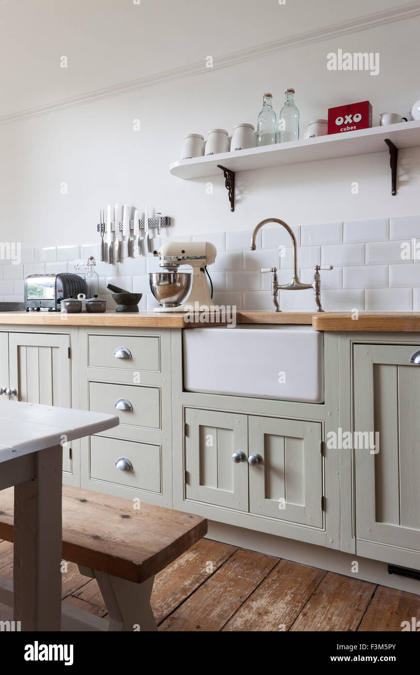 Moderna cocina estilo shaker con armarios pintados y Belfast Sink  Fotografía de stock - Alamy