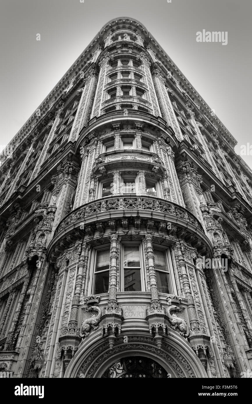 Magníficos ornamentos arquitectónicos de la fachada de un edificio en el corazón de Midtown Manhattan. La Ciudad de Nueva York Foto de stock