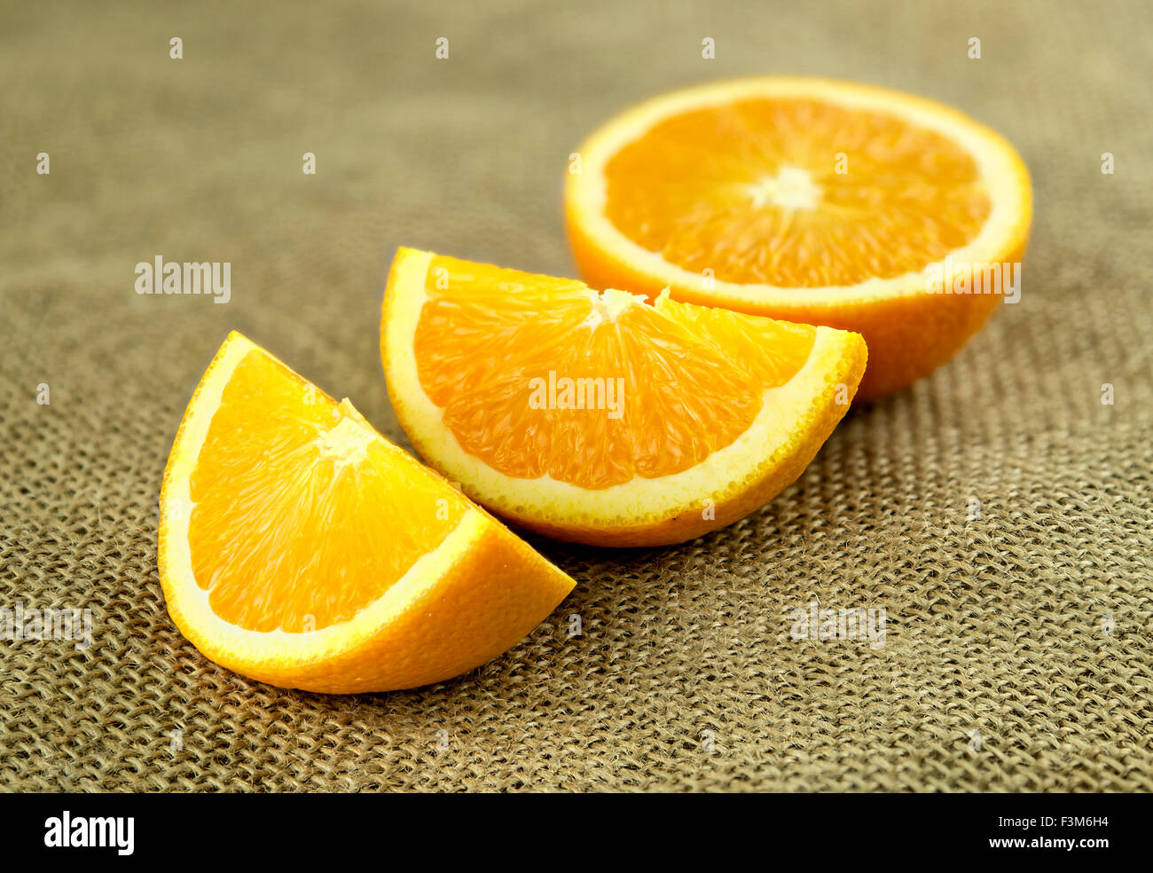 Secciones transversales de jugosas naranjas frescas orgánicas Foto de stock