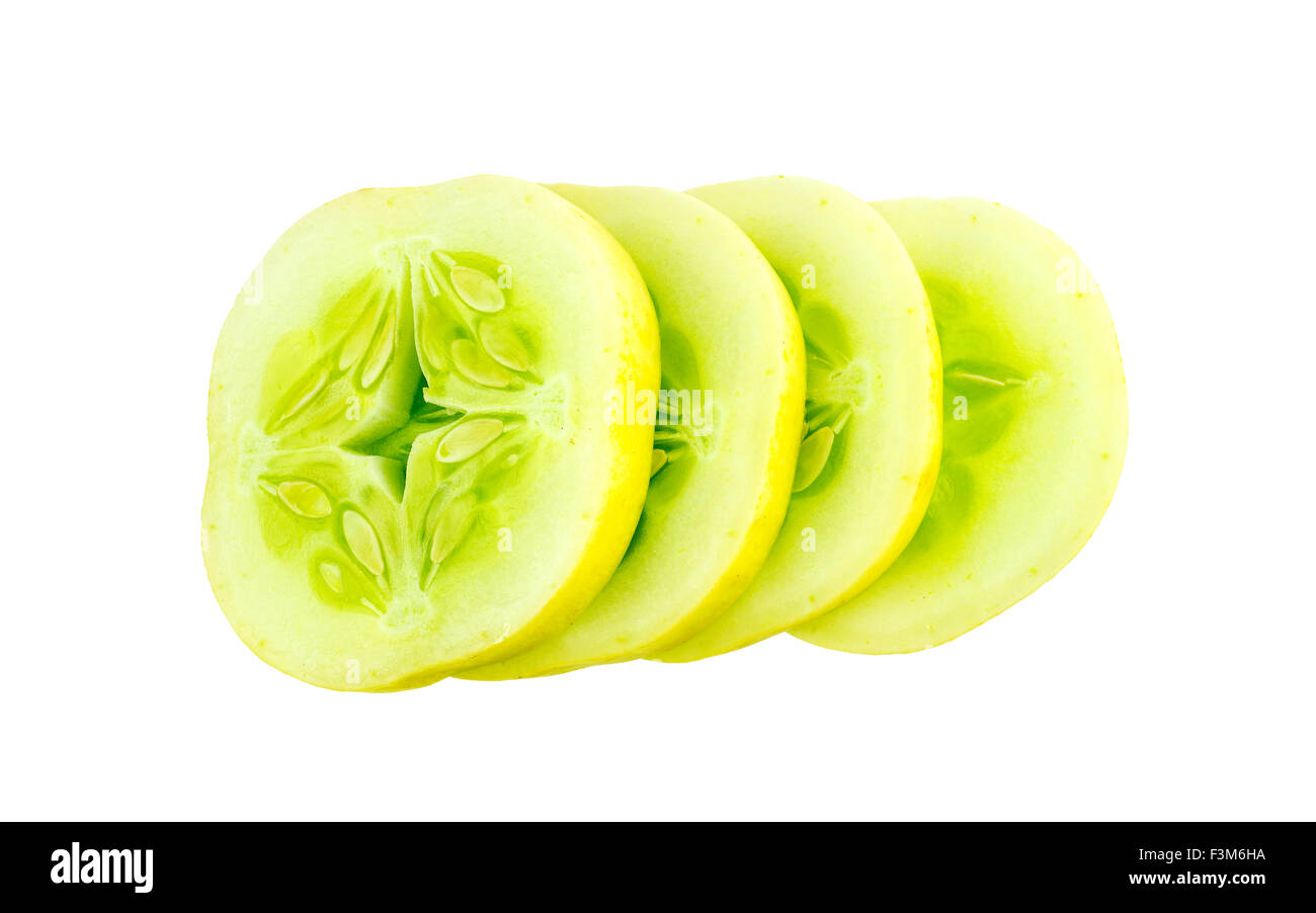 Secciones transversales en rodajas de pepino apple aislado en blanco Foto de stock