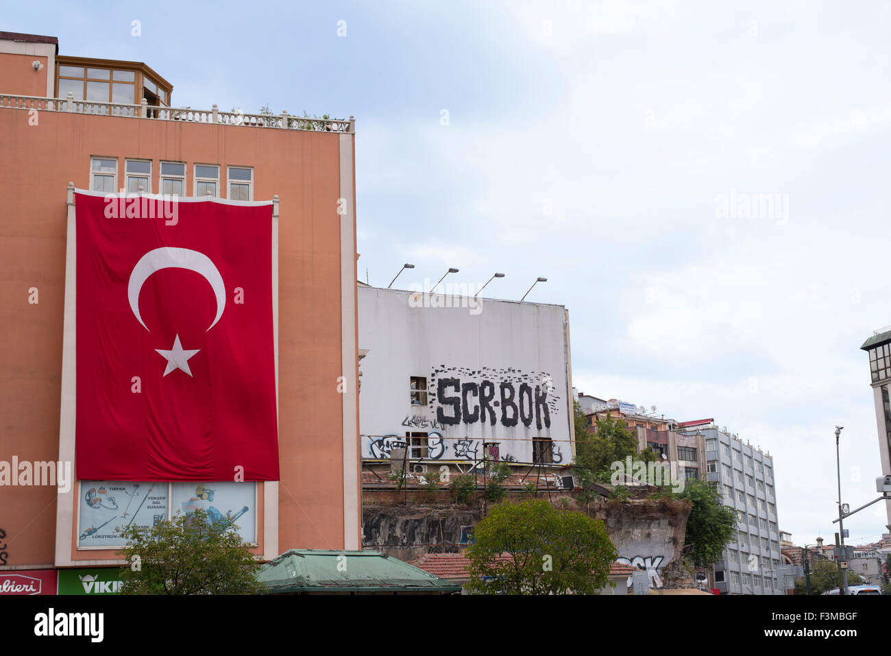 Rojo bandera turca y pintadas con pintura en aerosol en la construcción en el distrito de Beyoglu de Estambul, Turquía. Foto de stock