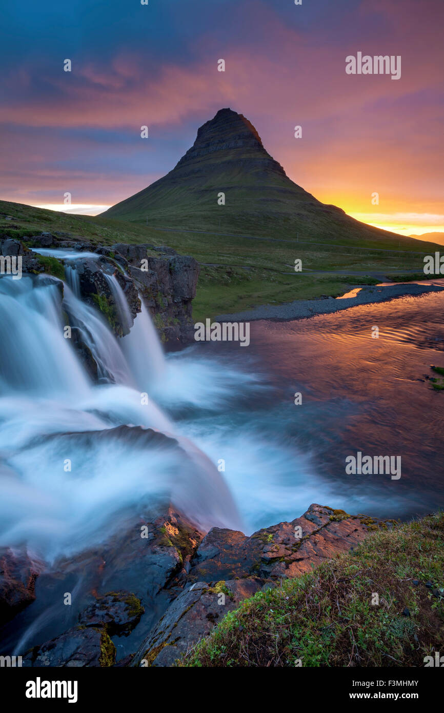 Amanecer sobre la montaña Kirkjufell y cascada, Grundarfjordur, península de Snaefellsnes, Vesturland, Islandia. Foto de stock