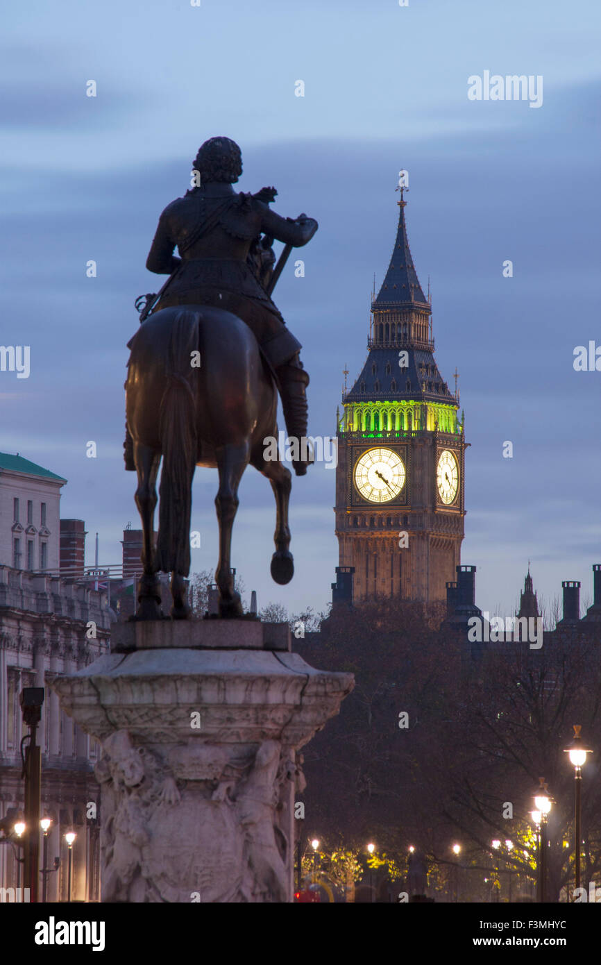 Big Ben Elizabeth Tower Casas del Parlamento por la noche con la estatua del rey Carlos I en primer plano Londres England Reino Unido Foto de stock