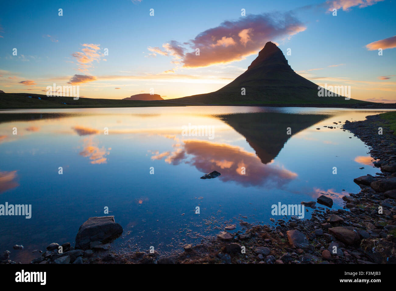 Sunset reflejo de montaña Kirkjufell, Grundarfjordur, península de Snaefellsnes, Vesturland, Islandia. Foto de stock