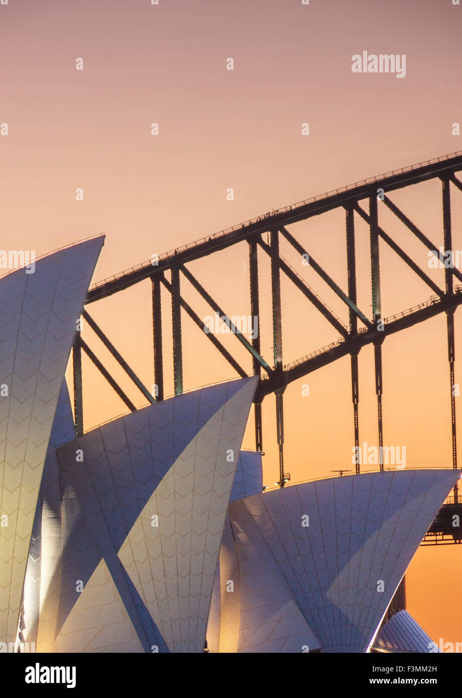 Sydney Opera House y el puente Harbour de crepúsculo crepúsculo noche sunset Sydney, Nueva Gales del Sur (NSW, Australia Foto de stock