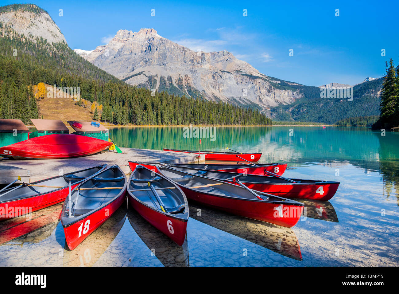 Rojo canoas, el lago Esmeralda, el Parque Nacional Yoho, British Columbia, Canadá Foto de stock