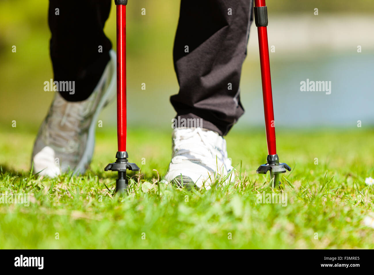 Nordic Walking. Primer plano de piernas femeninas senderismo en el