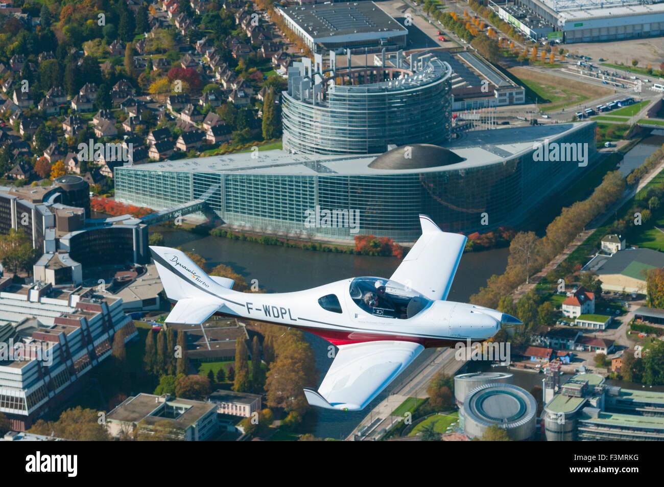 Francia, Bajo Rin (67), Estrasburgo, Aerospool Avión dinámico volando sobre el Parlamento Europeo (vista aérea) Foto de stock