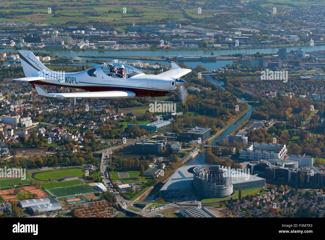 Francia, Bajo Rin (67), Estrasburgo, Aerospool Avión dinámico volando sobre instituciones europeas (vista aérea) Foto de stock