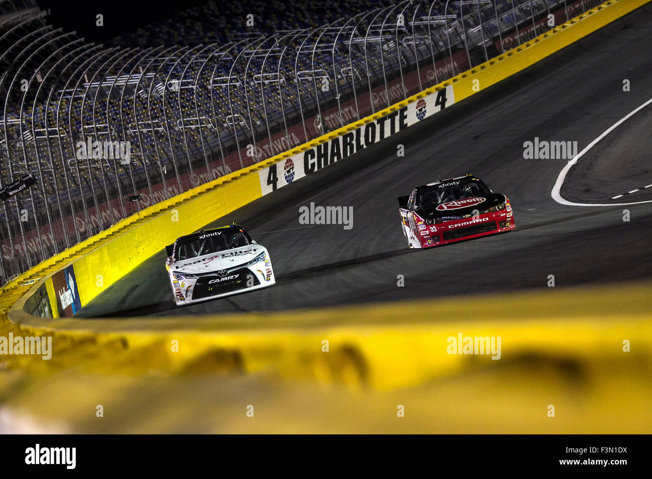 Concord, NC, EE.UU.. 9 Oct, 2015. Concord, NC - Oct 09, 2015: Los equipos de la serie NASCAR Xfinity tomar la pista de la Unidad para la cura 300 presentado por Blue Cross y Blue Shield de Carolina del Norte en Charlotte Motor Speedway en Concord, Carolina del Norte. Crédito: csm/Alamy Live News Foto de stock