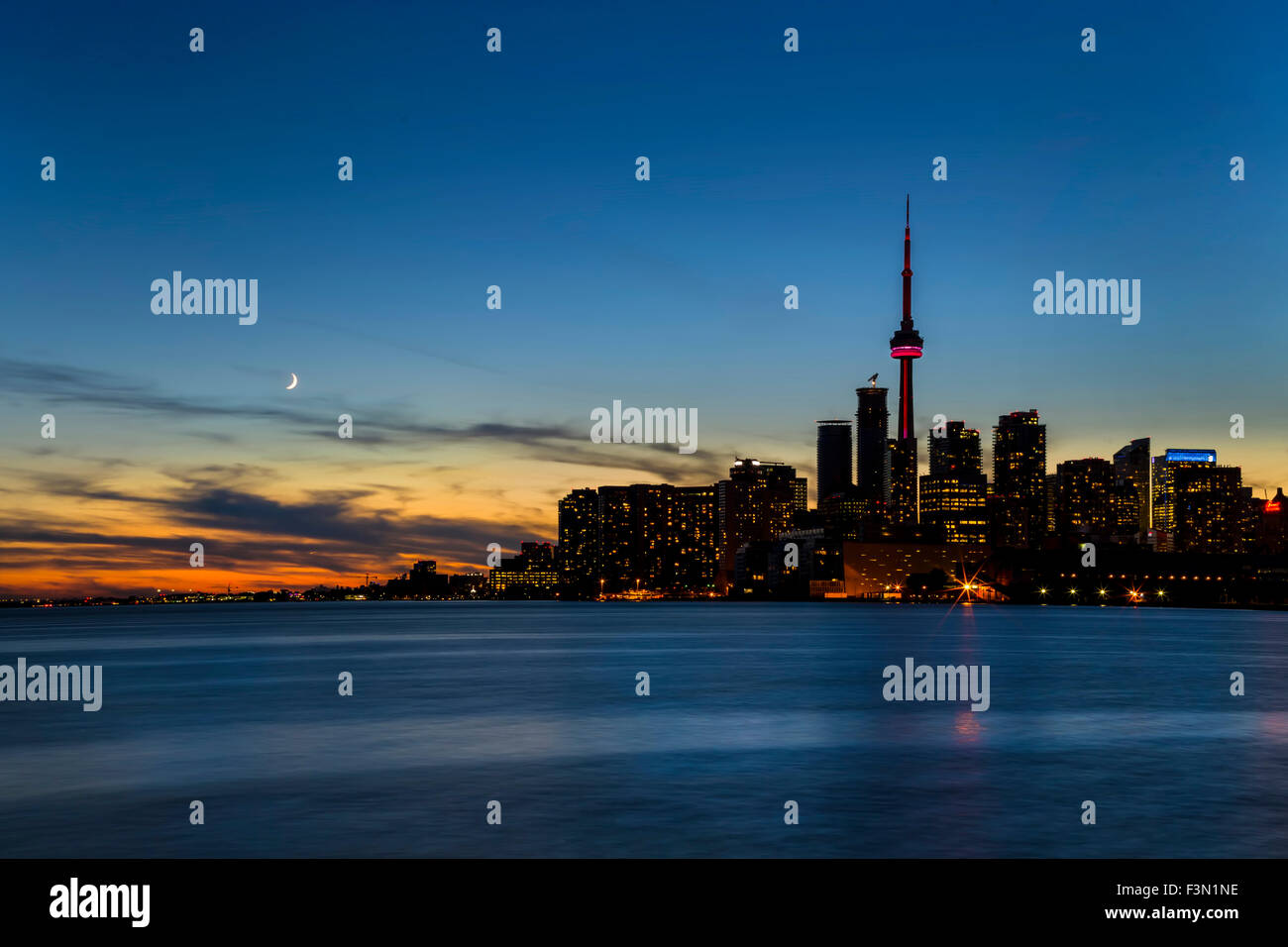 El horizonte de Toronto en penumbra. Foto de stock