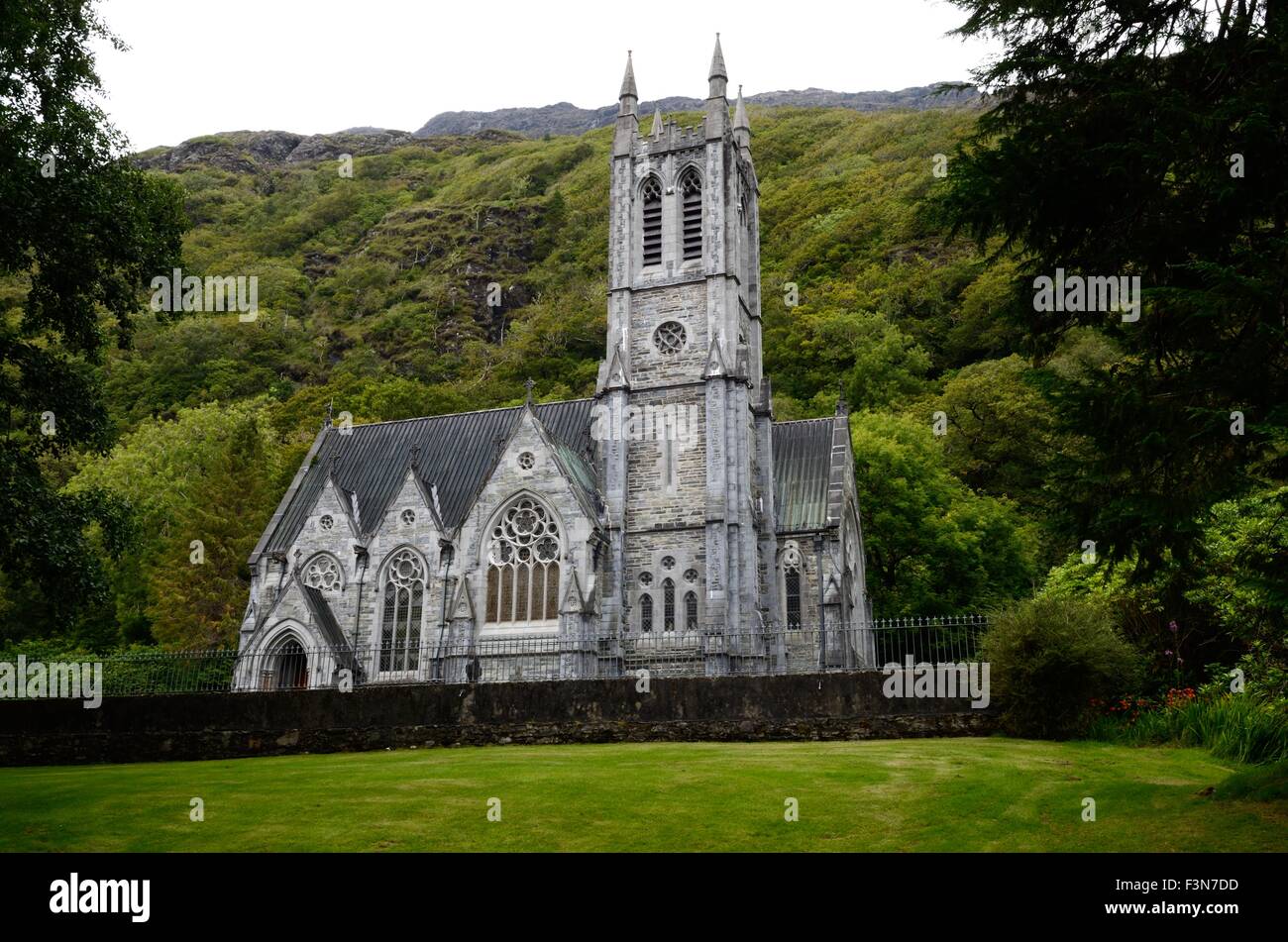 Miniatura neo gótica Iglesia de la abadía de Kylemore Connemara, Condado de Galway, Irlanda Foto de stock