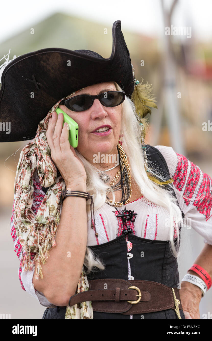 Mujer vestida como pirata fotografías e imágenes de alta resolución - Alamy