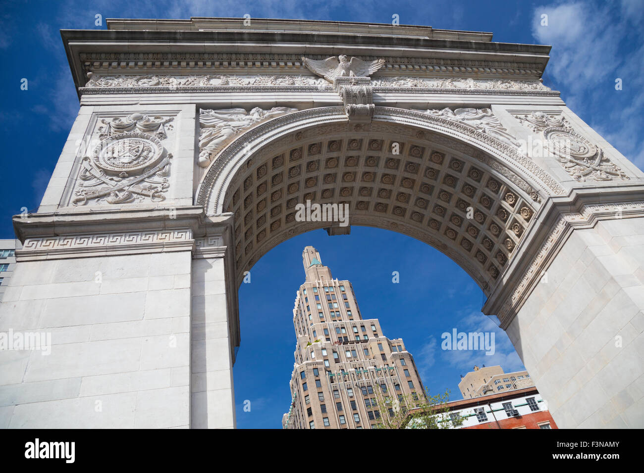 Washington Arch es un arco de triunfo de mármol en Washington Square Park, en el barrio de Greenwich Village en el Bajo Manhattan Foto de stock