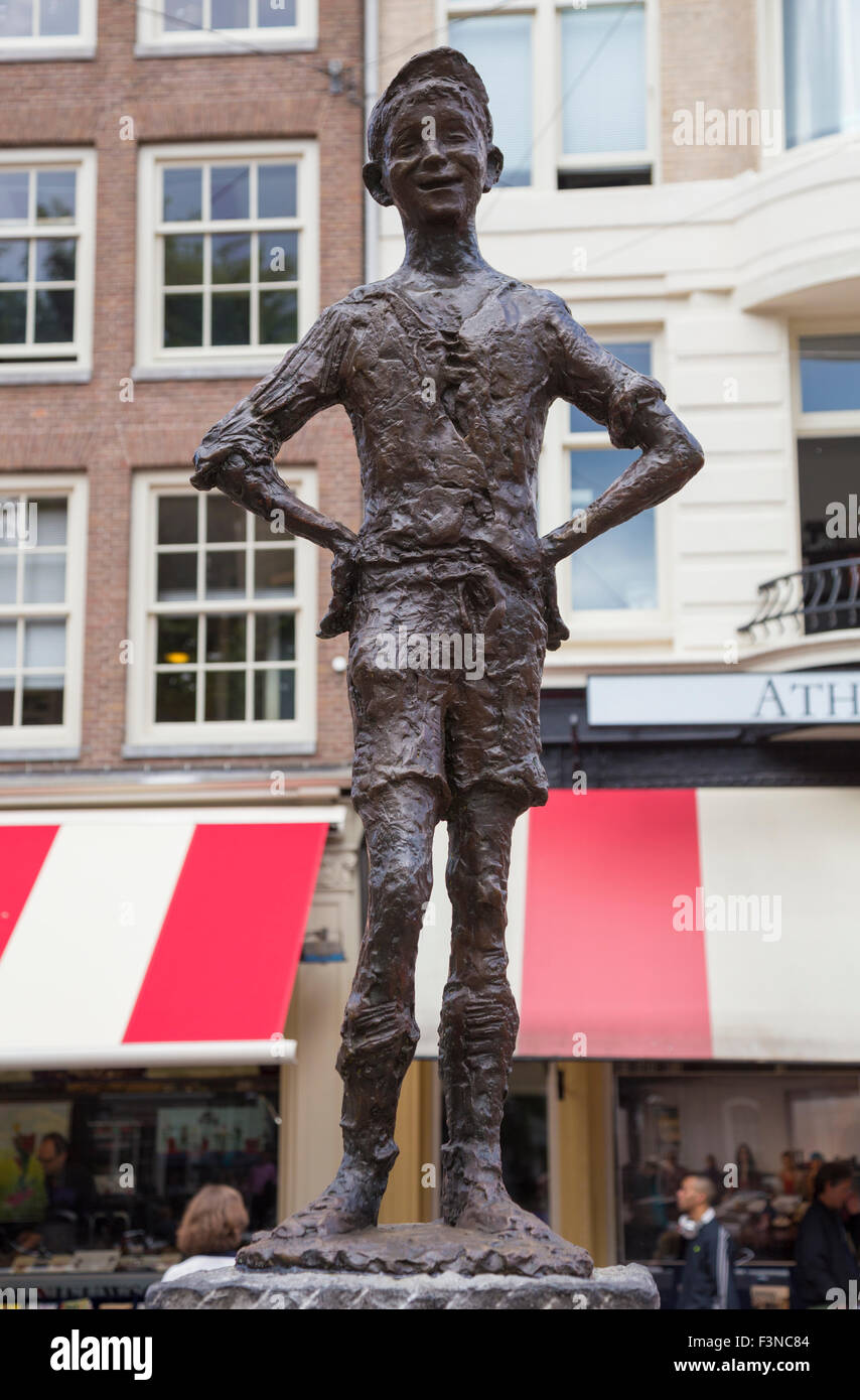 Het Lieverdje (Little Darling) estatua en la plaza Spui, Ámsterdam, Países Bajos. Foto de stock