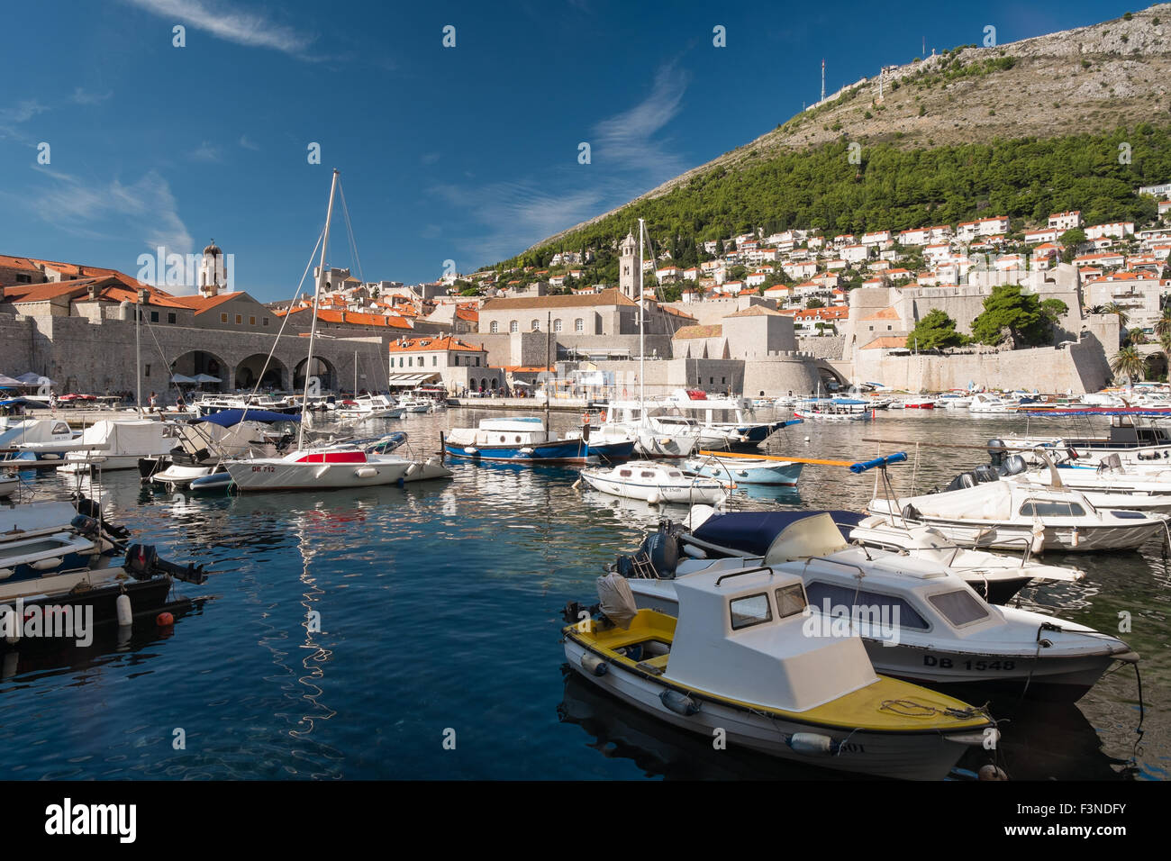 Barcos en el puerto de la ciudad vieja de Dubrovnik, Croacia Foto de stock