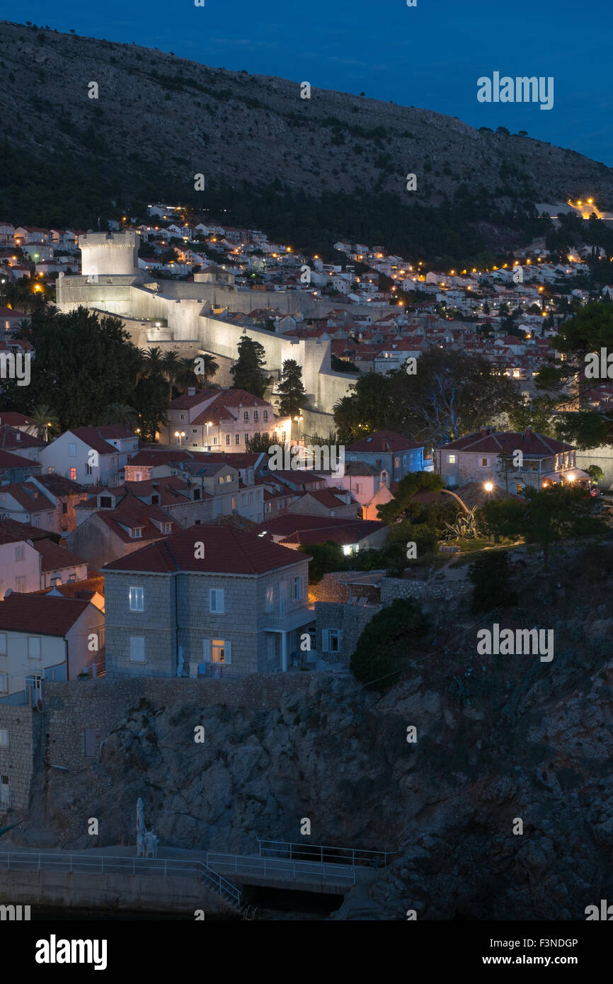 Las murallas de la ciudad iluminada y casas de Dubrovnik. Foto de stock