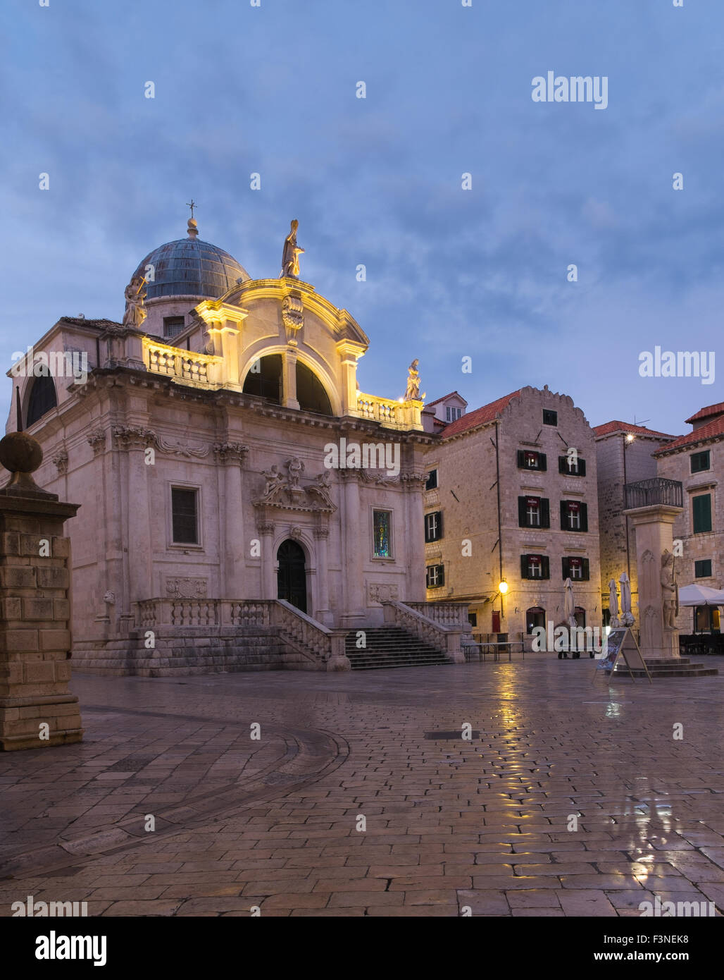 Iglesia de San Blas, la ciudad vieja de Dubrovnik, iluminada al amanecer. Foto de stock