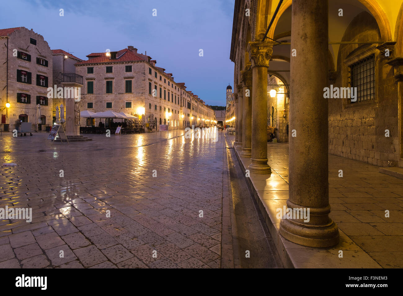 Temprano en la mañana la plaza Stradun Dubrovnik, ciudad vieja Foto de stock