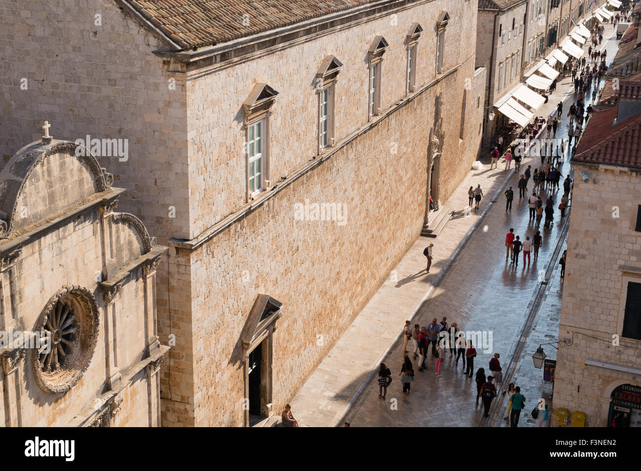 Vista aérea de los turistas y de los peatones en la plaza Stradun, Dubrovnik. Foto de stock