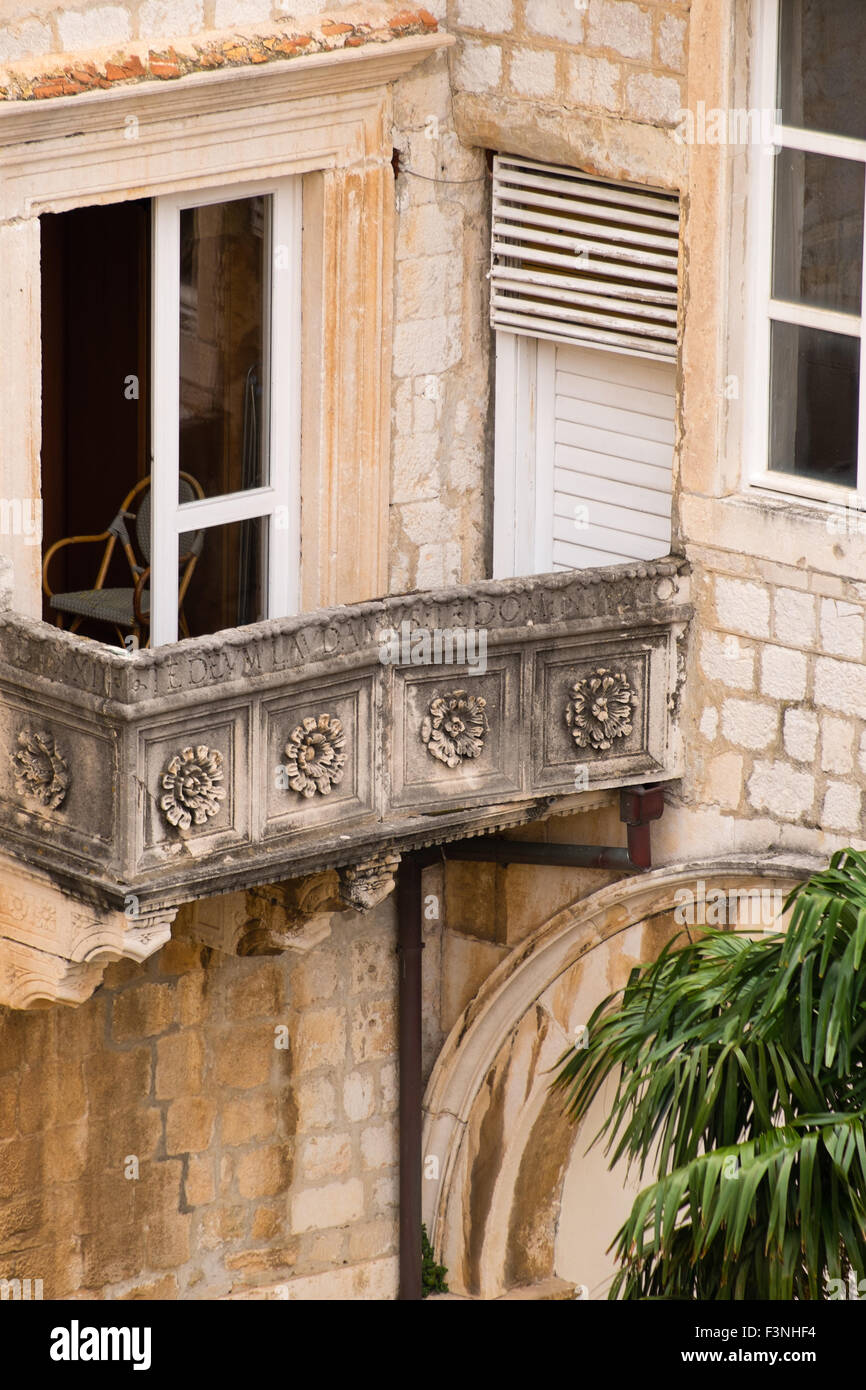 Balcón en la ciudad vieja de Dubrovnik. Foto de stock