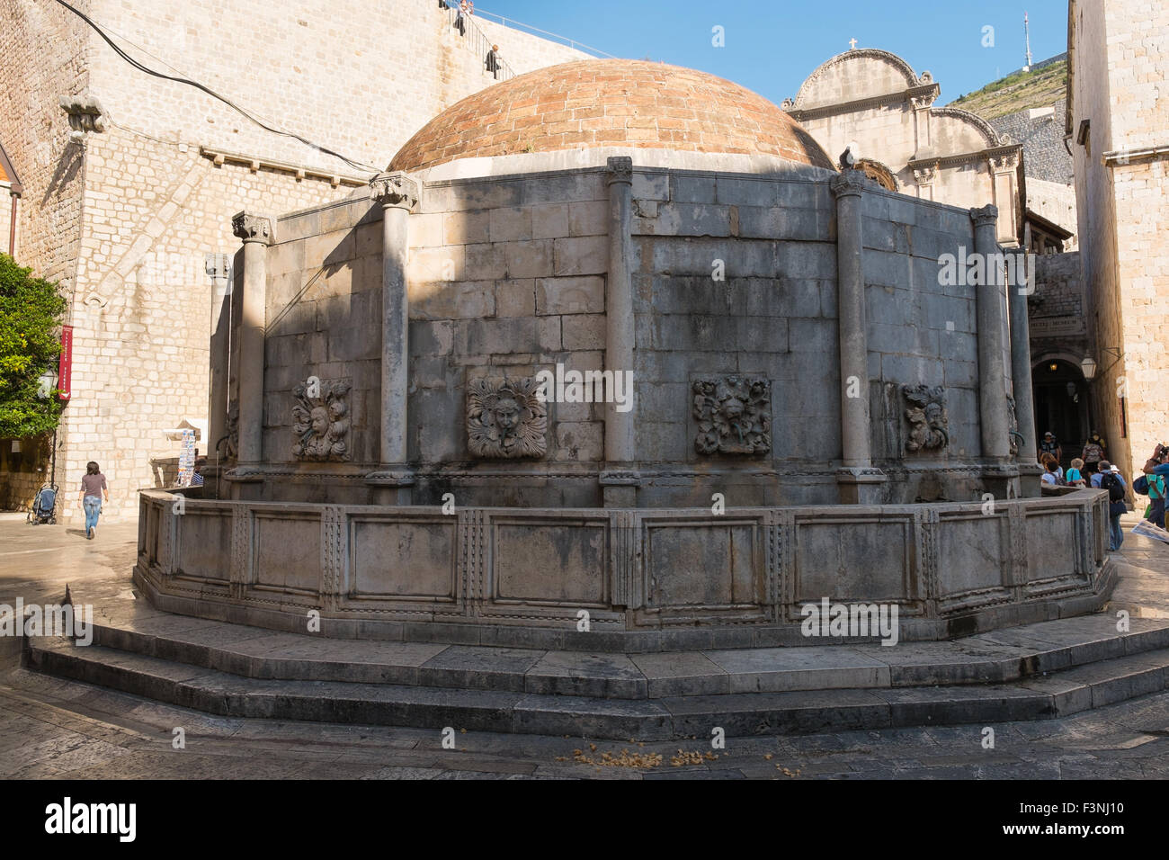 Fuente en la ciudad vieja de Dubrovnik. Foto de stock